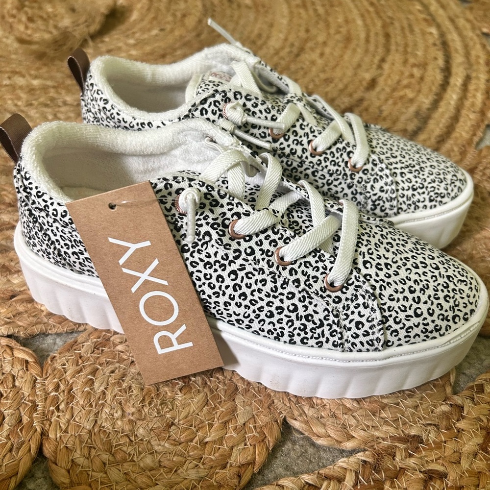 Girls Roxy Sheilahh Shoe (Size 4)